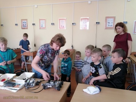 дети смотрят на программируемого робота